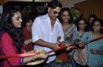 Akshay Kumar inaugurates Upper Crust show in Mumbai on 14th Dec 2012 (47).JPG